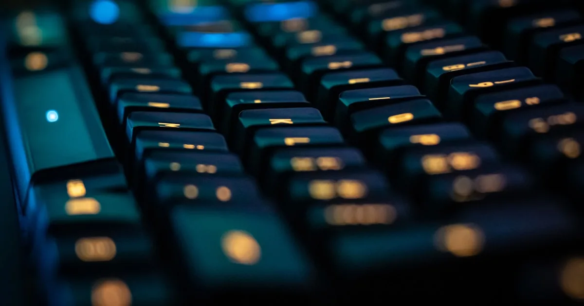 Brækkede keyboard feet? Endelige, mere stabile løsninger: lav profil tastatur på KeyRiser riser i en 15 graders vinkel -KeyRiser