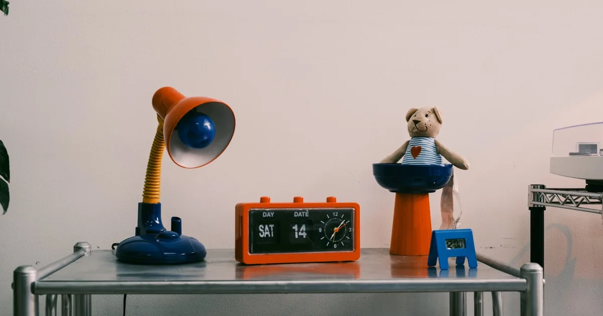 Ny forælder håndled smerte: et varmt skrivebord med en lampe, ur og bamse -KeyRiser