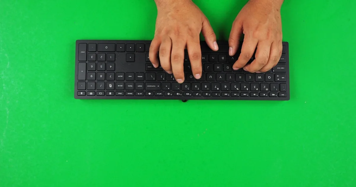 Ulnar afvigelse videnskab: lav-profil tastatur på et skrivebord viser sidelæns håndled bøje mens du skriver